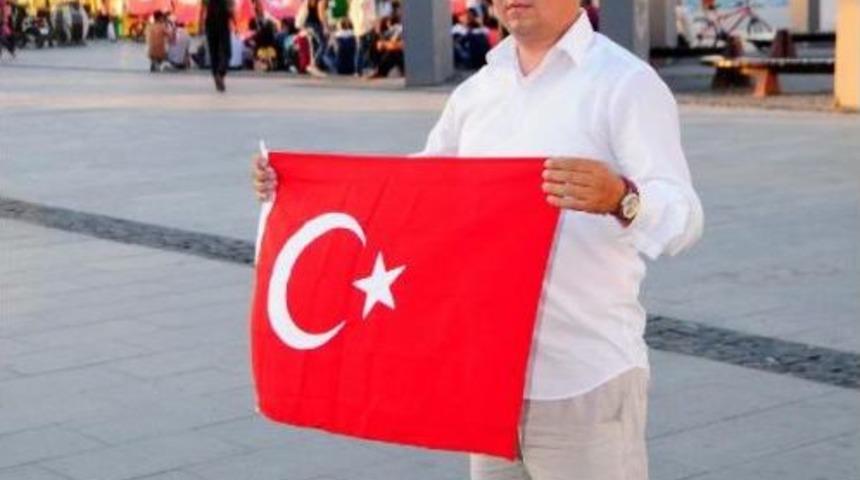 Minib&uuml;s Şof&ouml;r&uuml;nden Şehit Polisler I&ccedil;in Eylem