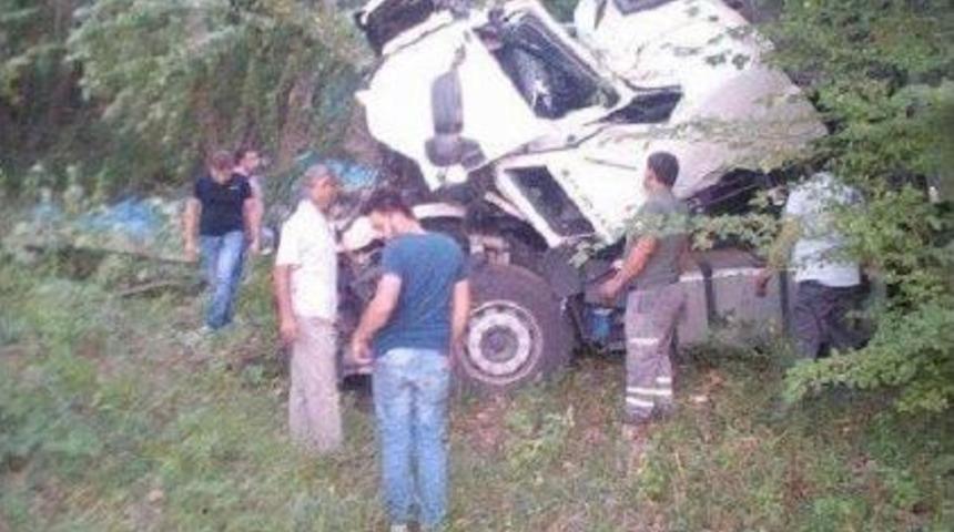 K&ouml;m&uuml;r Y&uuml;kl&uuml; Tır Ile Otomobil &Ccedil;arpıştı: 1 &Ouml;l&uuml;, 2 Yaralı