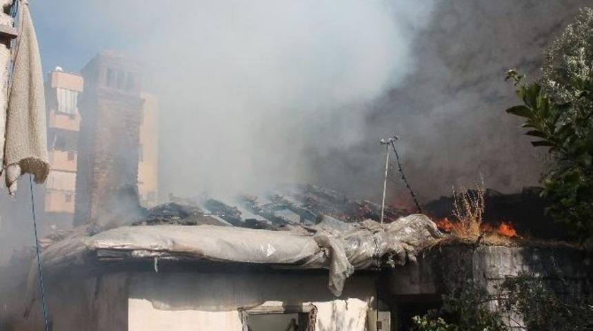 Kumluca&rsquo;da Terk Edilmiş Ahşap Evdeki Yangın Korkuttu