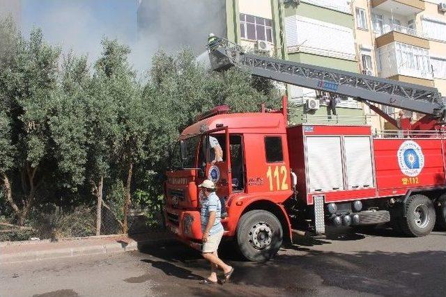 Kumluca’da Terk Edilmiş Ahşap Evdeki Yangın Korkuttu