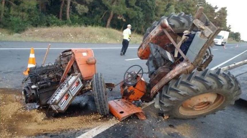 Otomobilin &Ccedil;arpıp Ikiye B&ouml;ld&uuml;ğ&uuml; Trakt&ouml;r&uuml;n 91 Yaşındaki S&uuml;r&uuml;c&uuml;s&uuml; &Ouml;ld&uuml;