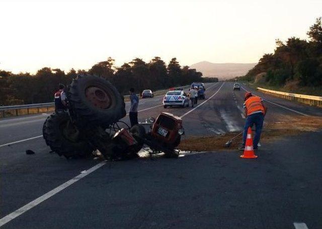 Otomobilin Çarpıp Ikiye Böldüğü Traktörün 91 Yaşındaki Sürücüsü Öldü