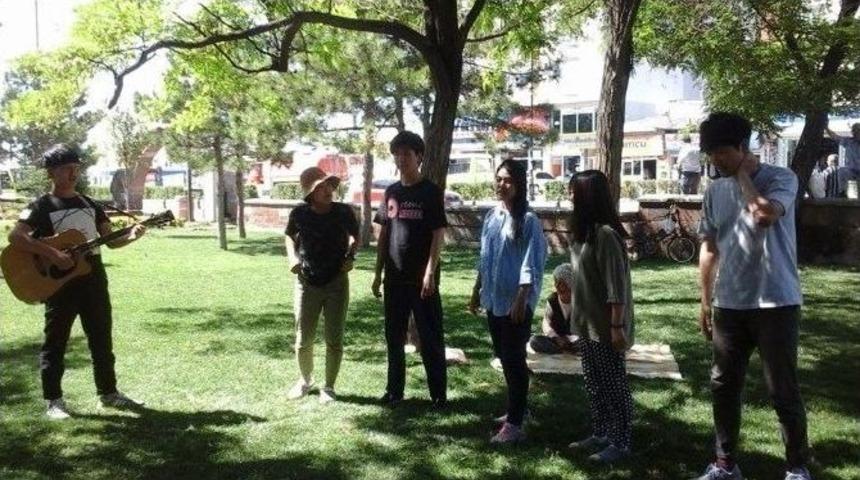 Van&rsquo;da Koreli M&uuml;zisyenlerden Mini Konser