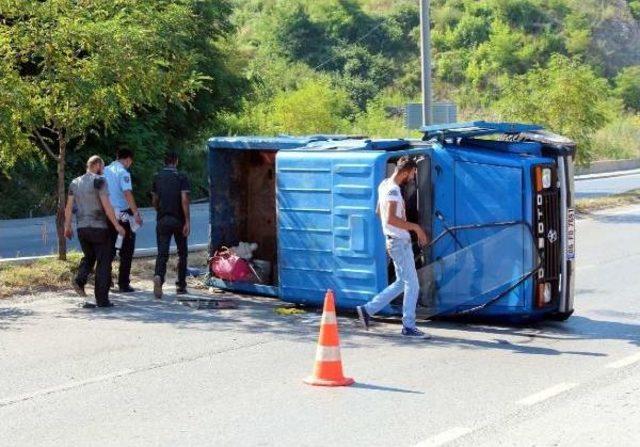 Zonguldak'ta Kamyonet Devrildi: 1 Yaralı