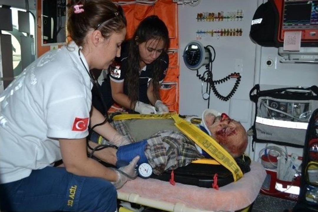 Trakt&ouml;r İkiye Ayrıldı, 91 Yaşındaki S&uuml;r&uuml;c&uuml; Kurtarılamadı