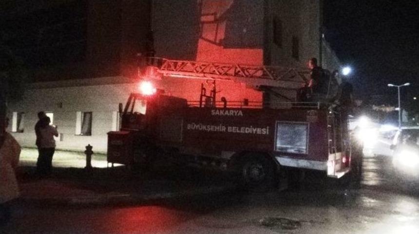 İtfaiye Ekipleri Mahsur Kalan Kediyi Kurtardı