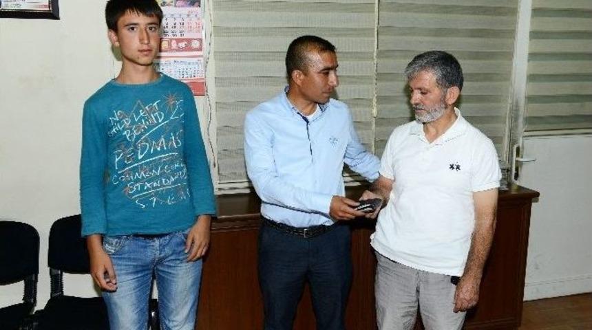 İşsiz Gen&ccedil;, D&uuml;ğ&uuml;n Salonunda Bulduğu C&uuml;zdanı Sahibine Teslim Etti