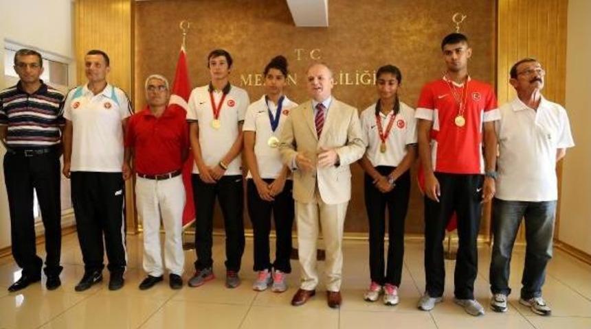 Dünya Şampiyonu Başarılı Sporculara Vali Çakacak'dan Ödül