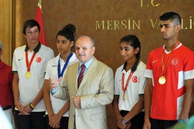 Dünya Şampiyonu Başarılı Sporculara Vali Çakacak'dan Ödül