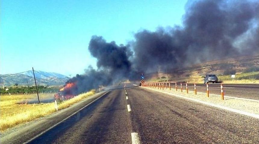 Adıyaman&rsquo;da Şarampole Yuvarlanan Kamyon Alev Alev Yandı