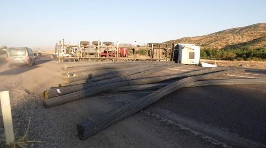 Adıyaman&rsquo;da Yan Yatan Tır&rsquo;daki Demirler Yola Savruldu