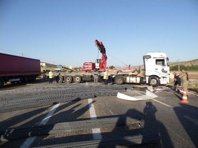 Adıyaman’da Yan Yatan Tır’daki Demirler Yola Savruldu