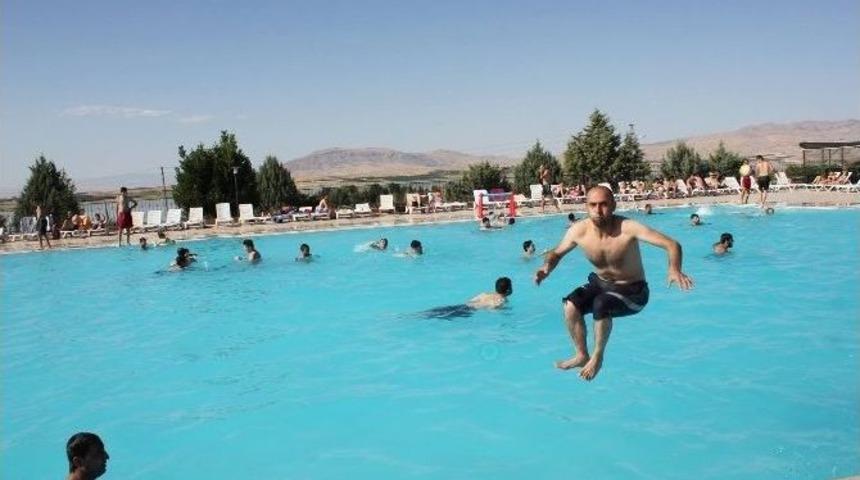 Sıcaktan Bunalanlar Y&uuml;zme Havuzlarına Akın Ediyor