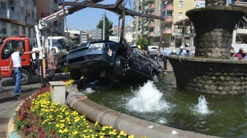 Askeri Ambulansla &Ccedil;arpışan Otomobil S&uuml;s Havuzuna Devrildi: 3 Yaralı