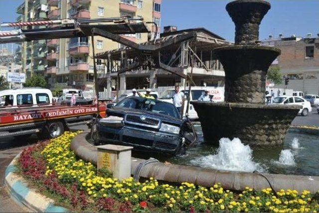 Askeri Ambulansla Çarpışan Otomobil Süs Havuzuna Devrildi: 3 Yaralı