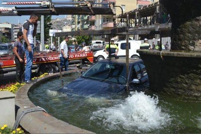 Askeri Ambulansla Çarpışan Otomobil Süs Havuzuna Devrildi: 3 Yaralı