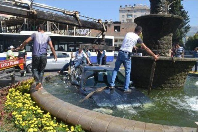 Askeri Ambulansla Çarpışan Otomobil Süs Havuzuna Devrildi: 3 Yaralı