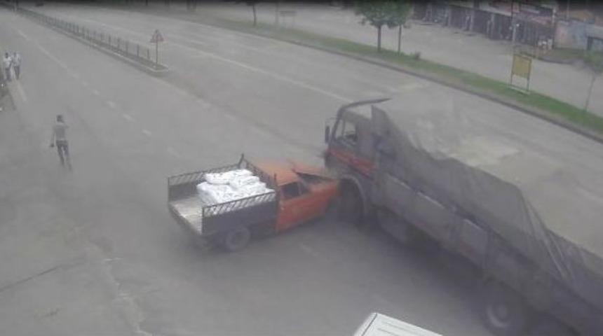 S&uuml;r&uuml;c&uuml;lere Ders Olacak Kazalar Mobese Tarafından G&ouml;r&uuml;nt&uuml;lendi