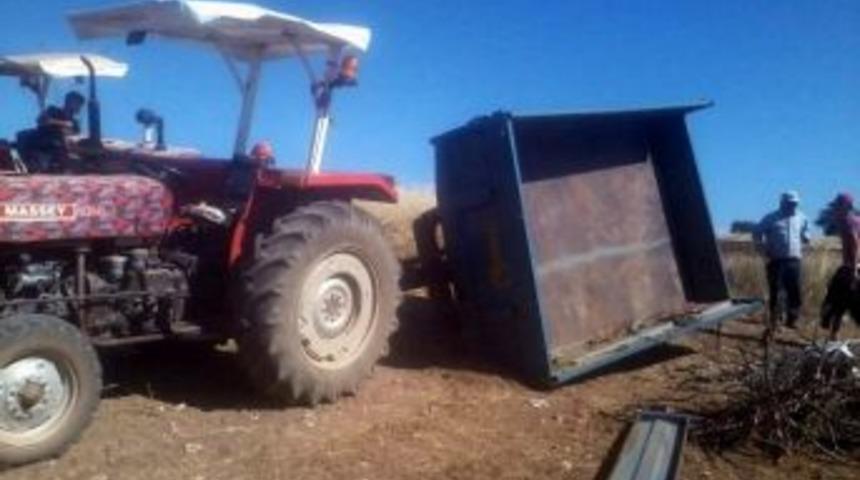 Trakt&ouml;r&uuml;n R&ouml;morku Yan Yattı: 12 Yaralı