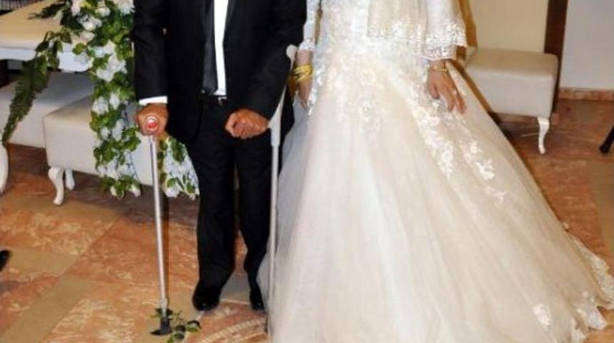 Damat D&uuml;ğ&uuml;nde Koltuk Değnekleriyle Oynadı