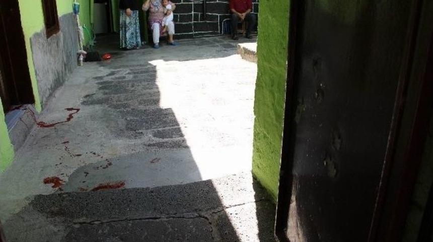 G&ouml;&ccedil;erlerin &Ccedil;atışmasında Avluda Serinlemek İsteyen Kadın Yaralandı