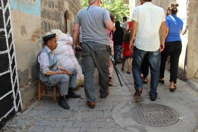 Göçerlerin Çatışmasında Avluda Serinlemek İsteyen Kadın Yaralandı