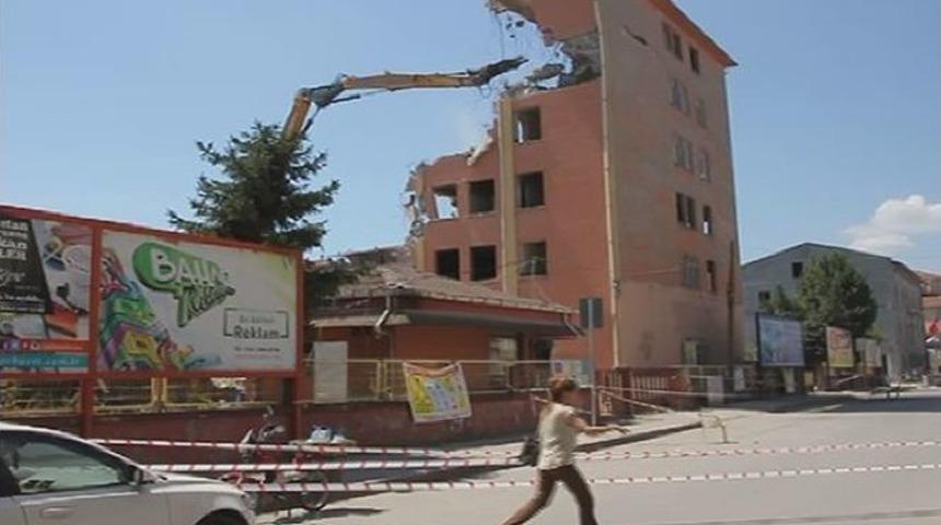 7 Katlı Binanın Yıkımında Vatandaşlar Tehlikeye Aldırış Etmedi