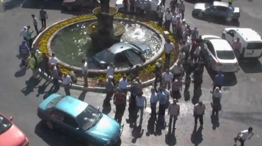 Askeri Ambulansla &Ccedil;arpışan Otomobil S&uuml;s Havuzuna Devrildi: 3 Yaralı (2)