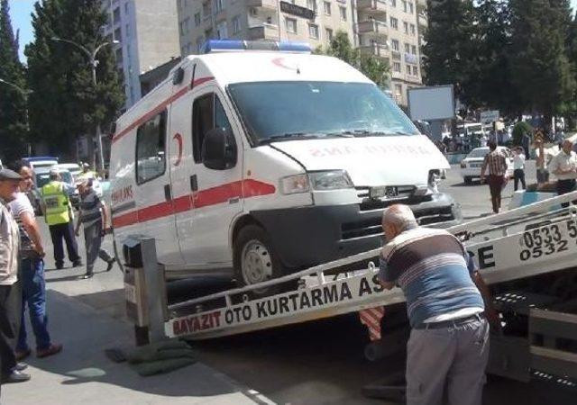 Askeri Ambulansla Çarpışan Otomobil Süs Havuzuna Devrildi: 3 Yaralı (2)