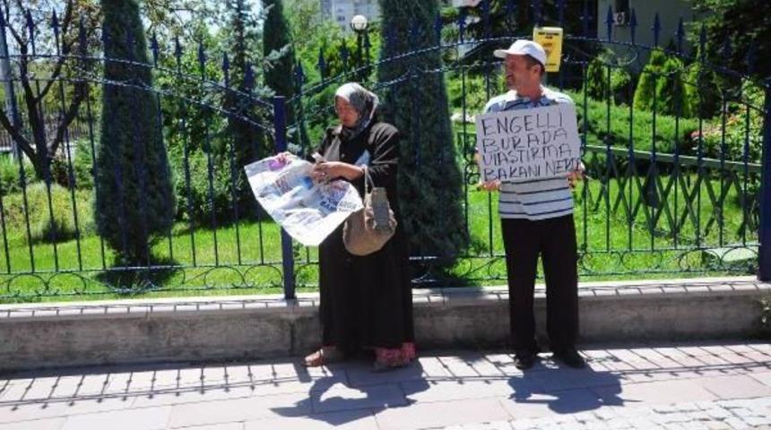 Engelli Çift Bakanlık Önünde Hareketli Dakikalar Yaşattı