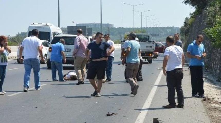 Otomobil, &Ouml;n&uuml;nde Giden Motosiklete &Ccedil;arptı: 1 &Ouml;l&uuml;, 2 Yaralı