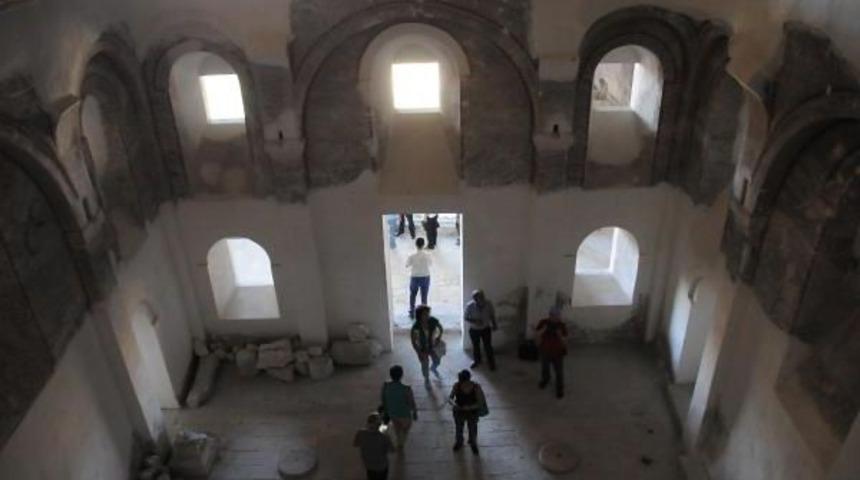 Dedeleri Şebinkarahisar&rsquo;Dan Giden Yunanlı Turistler Meryemana Manastırı'nı Gezdi