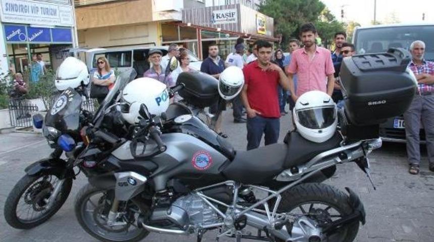 Otob&uuml;s Durağında Unutulan &Ccedil;uval Endişe Yarattı