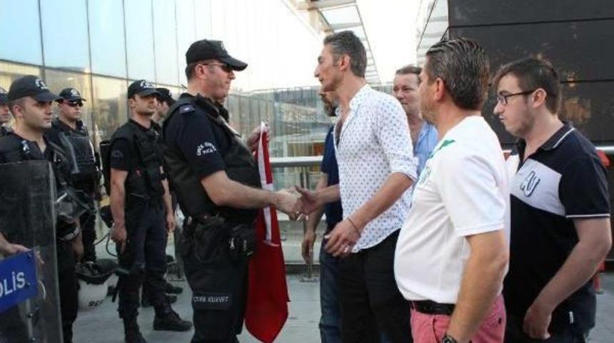 Vatandaşlardan N&ouml;bet Tutan Polislere Başsağlığı Ziyareti