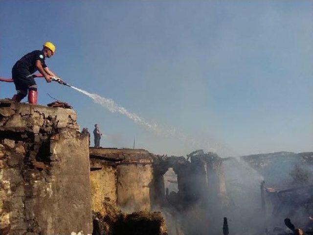 Buzdolabı Patladı, 2 Ev Kül Oldu