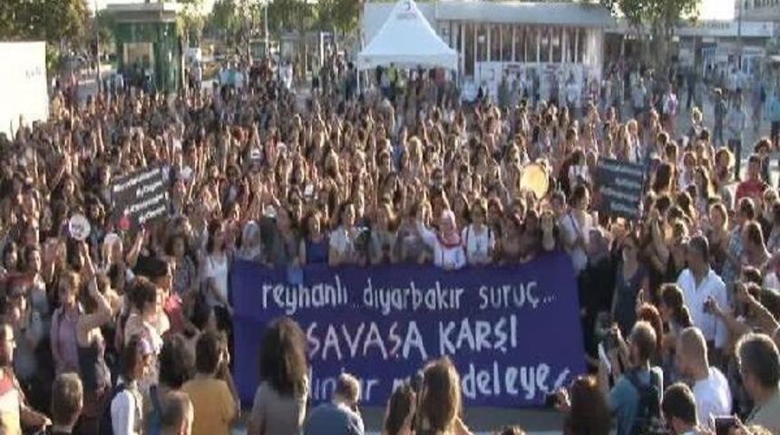 Saldırıyı Tencere, Tava Ve D&uuml;d&uuml;k &Ccedil;alıp Protesto Ettiler