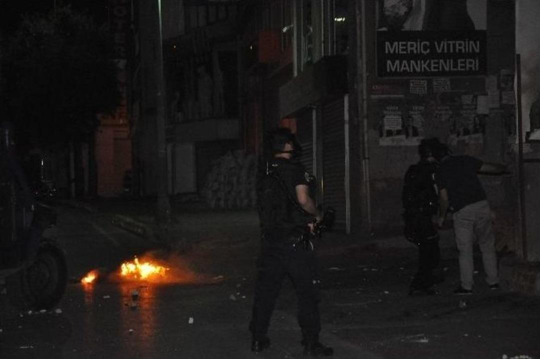 Beyoğlu&rsquo;nda Ateş Yakarak Yol Kapatan Eylemcilere Polis M&uuml;dahalesi