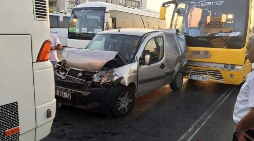 Antalya&rsquo;da Tur Minib&uuml;s&uuml; Kırmızı Işıkta Bekleyen Ara&ccedil;lara &Ccedil;arptı