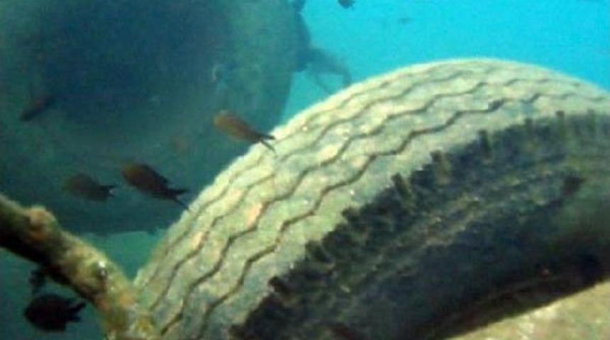 Marmaris'te, Denizde Bulunan 8 Tekerlekli 'damper' Şaşırttı