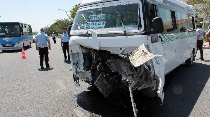 Bor&rsquo;da Minib&uuml;s İle Otomobil &Ccedil;arpıştı: 5 Yaralı