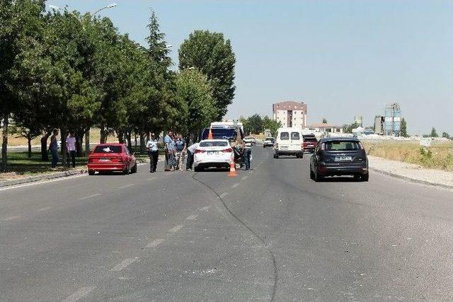 Bor’da Minibüs İle Otomobil Çarpıştı: 5 Yaralı