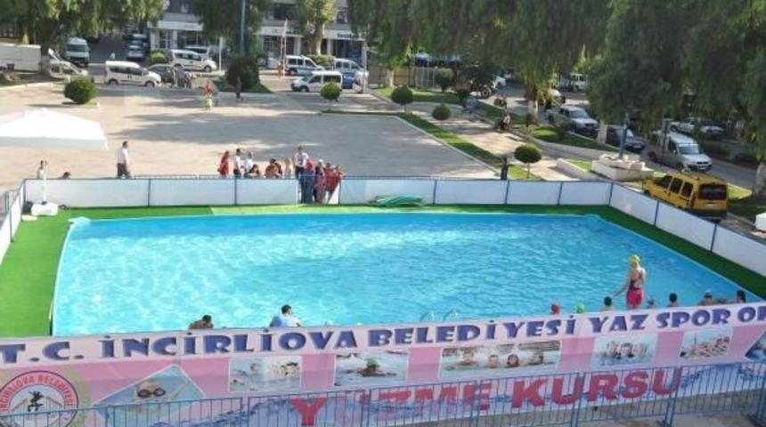 Meydanda &Ccedil;ocukların Seyyar Havuz Keyfi