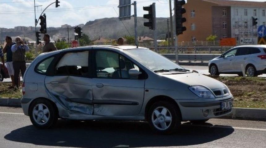 Edirne&rsquo;de İki Otomobil &Ccedil;arpıştı: 4 Yaralı