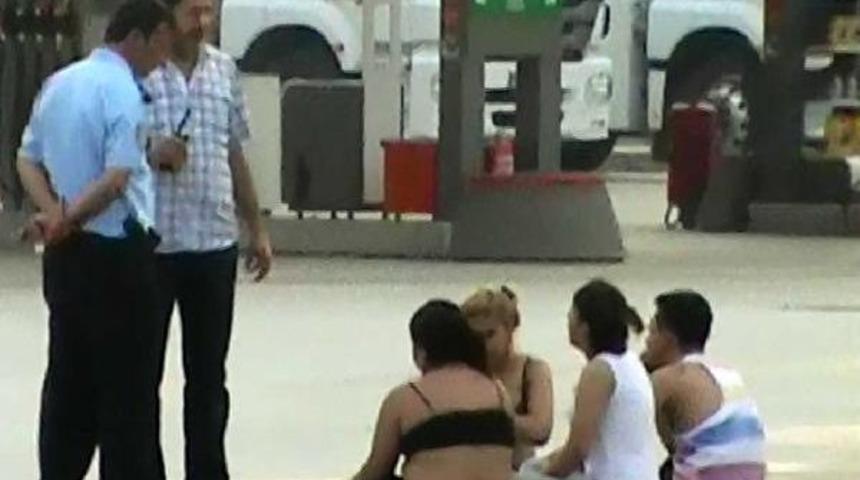 &Ccedil;arşafa B&uuml;r&uuml;n&uuml;p Gurbet&ccedil;i Ailenin Otomobilini Soydular (2)