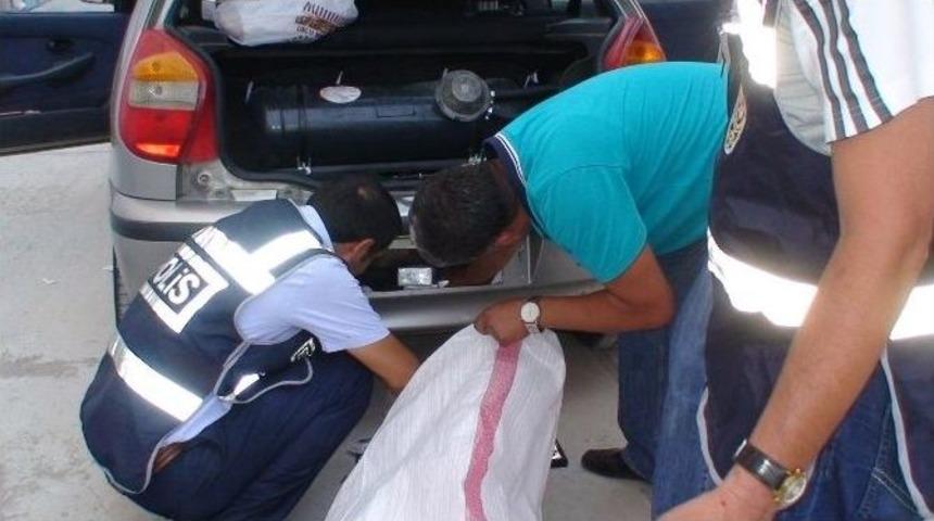 Otomobil Ka&ccedil;ak Sigara Deposu &Ccedil;ıktı