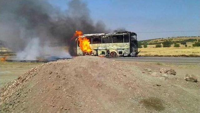 Diyarbakır-Lice Karayolunu Kesen Pkk'lılar, 4 Aracı Ateşe Verdi