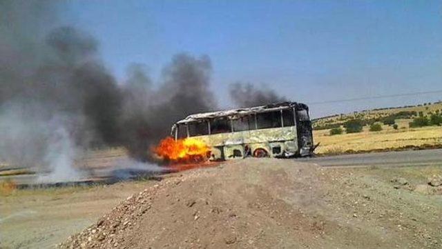 Diyarbakır-Lice Karayolunu Kesen Pkk'lılar, 4 Aracı Ateşe Verdi