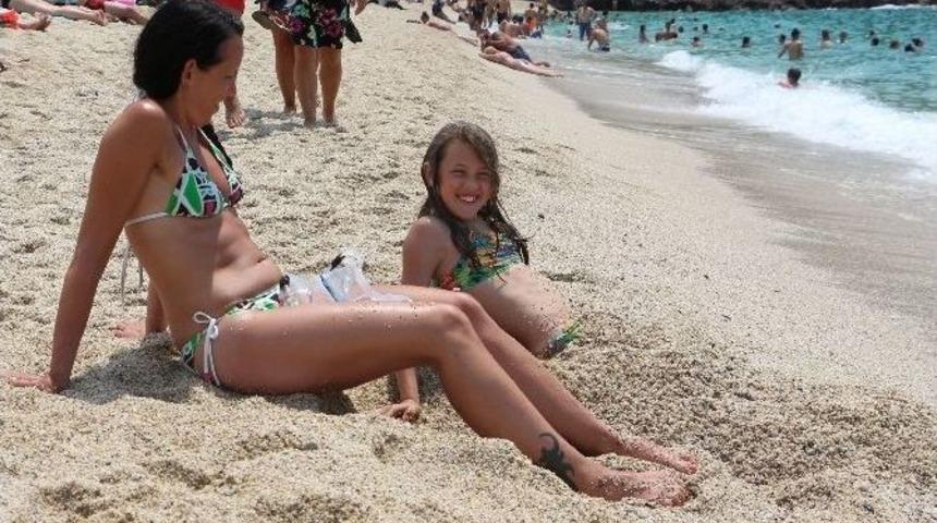 Alanya&rsquo;da Sıcaktan Bunalan Tatilciler Sahile Akın Etti