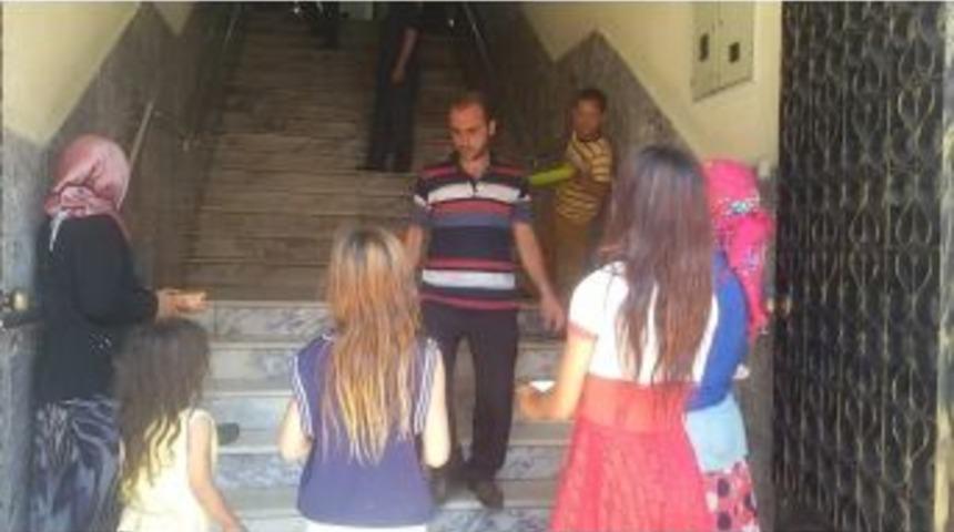 Bir Kapıda 8 Dileci