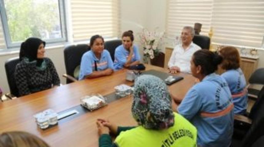 Mezitli Sokaklarında Kadın Eli